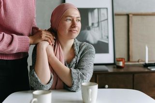 Onkologický pacient a příspěvek na péči? Často žádný, anebo přijde pozdě - Médium.cz
